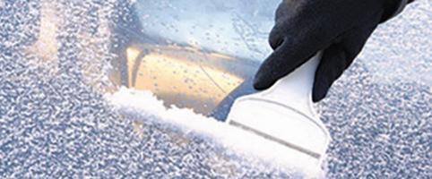 Person scraping ice and snow off windshield | CNA Canada